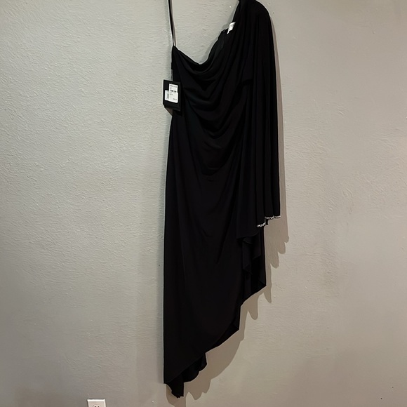 MAC DUGGAL
Black One Shoulder Asymmetrical Hem Flowy Dress NWT - Picture 4 of 12